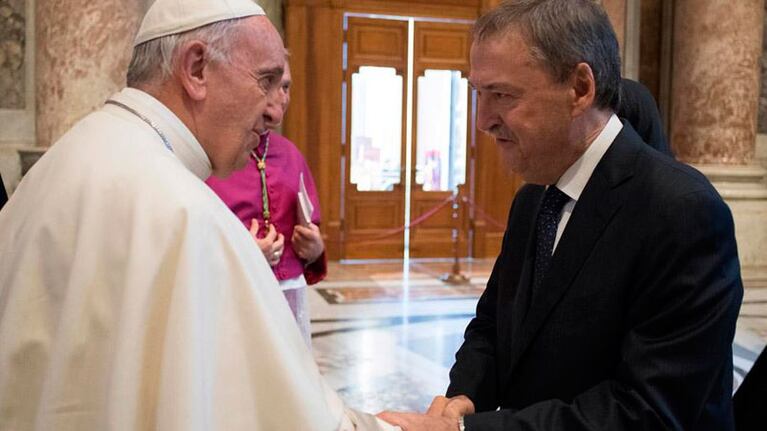 El saludo de Schiaretti y Francisco antes de la canonización de Brochero.
