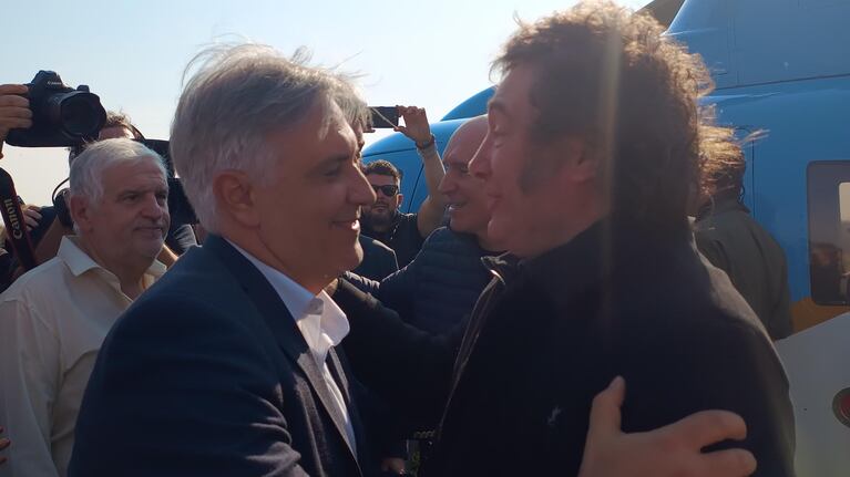 El saludo entre el gobernador y el presidente en Santa Fe.