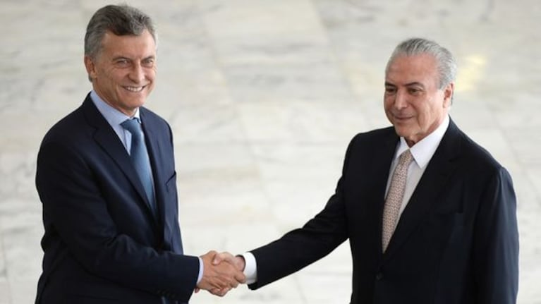 El saludo entre los presidente de Argentina y Brasil.