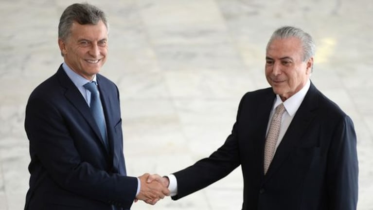 El saludo entre los presidente de Argentina y Brasil.