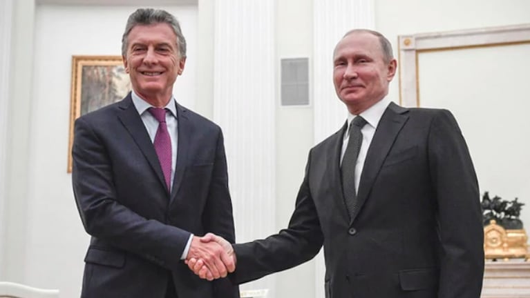 El saludo entre Mauricio Macri y Vladimir Putin en Rusia.