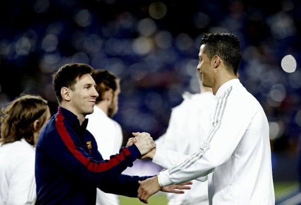 El saludo entre Messi y Cristiano Ronaldo, los dos mejores del mundo.