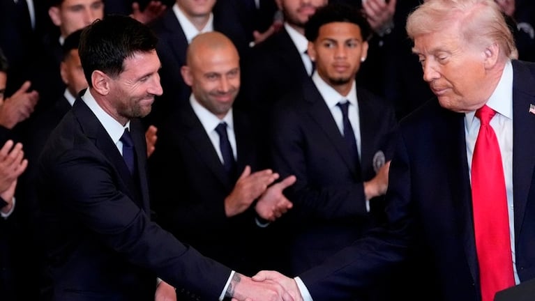 El saludo entre Messi y Trumo: Foto: AP/Alex Brandon