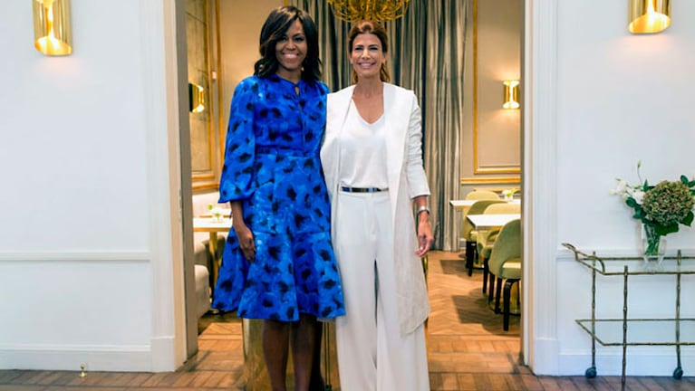 El saludo se Juliana Awada y Michelle Obama, antes de la charla.