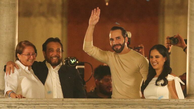 El Salvador's President, Nayib Bukele, who is running for reelection, greets supporters from the balcony of the National Palace next to his wife Gabriela de Bukele, Vice President Felix Ulloa and his wife Lilian Alvarenga de Ulloa, after declaring himself the winner in the presidential election in San Salvador, El Salvador, February 4, 2024. REUTERS/Jose Cabezas