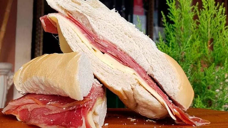 El sándwich de jamón crudo, el mejor del Almacén de Quito.
