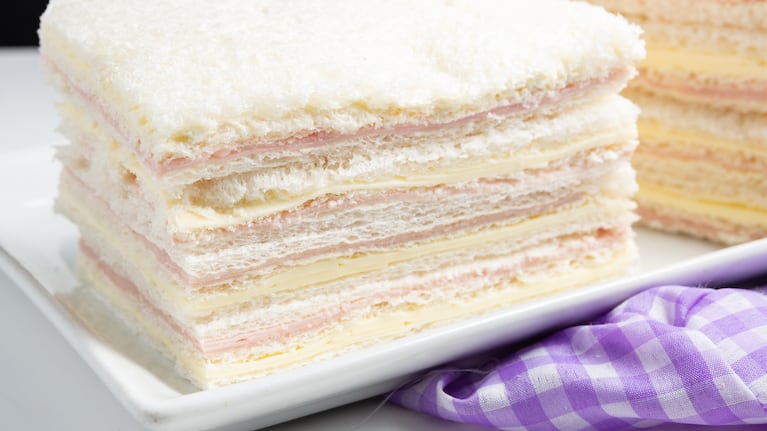 El sandwich de miga ¿es un invento argentino? (Foto: foodph/adobestock)