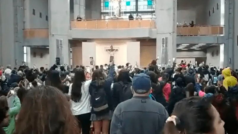 El santuario de San Nicolás se vio atestado de fanáticos.