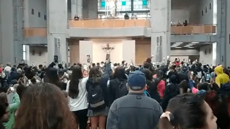 El santuario de San Nicolás se vio atestado de fanáticos.