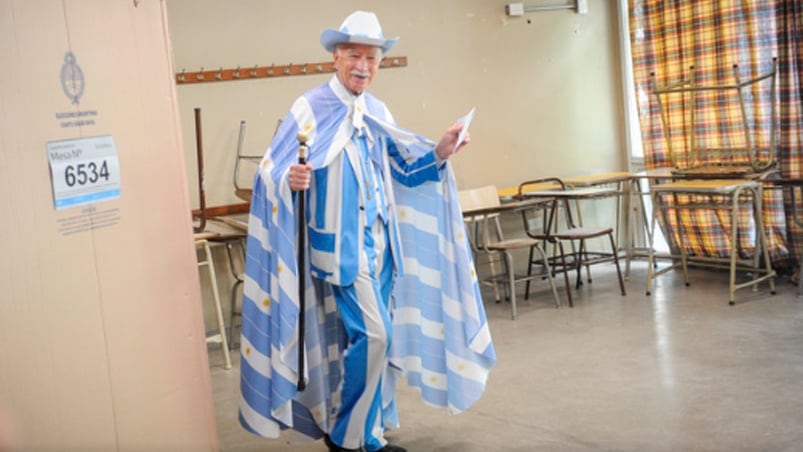 El sastre de 81 años que votó con los colores de Argentina.