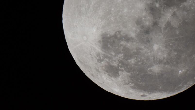 El satélite se aproximó a la Tierra como nunca en los últimos 70 años. Foto: Lucio Casalla / ElDoce.tv.