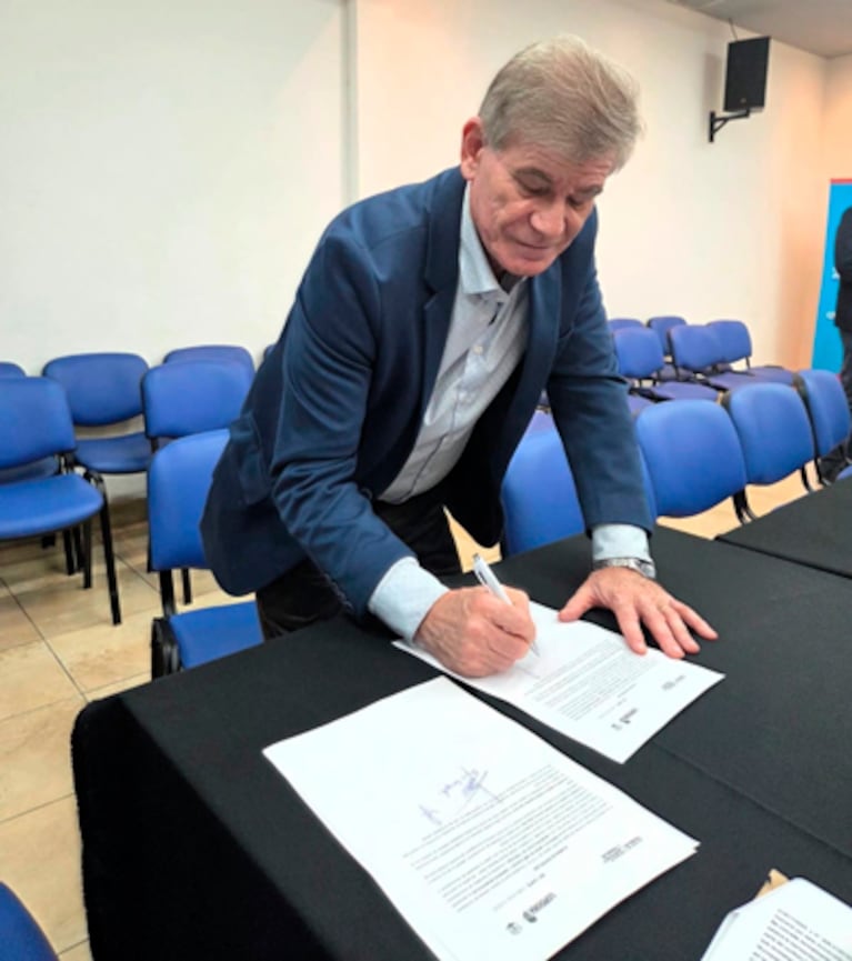 El secretario de Administración Pública, Sergio Lorenzatti, en la firma del acuerdo.