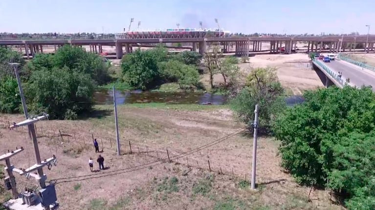 El sector del río Suquía donde la habrían violado.