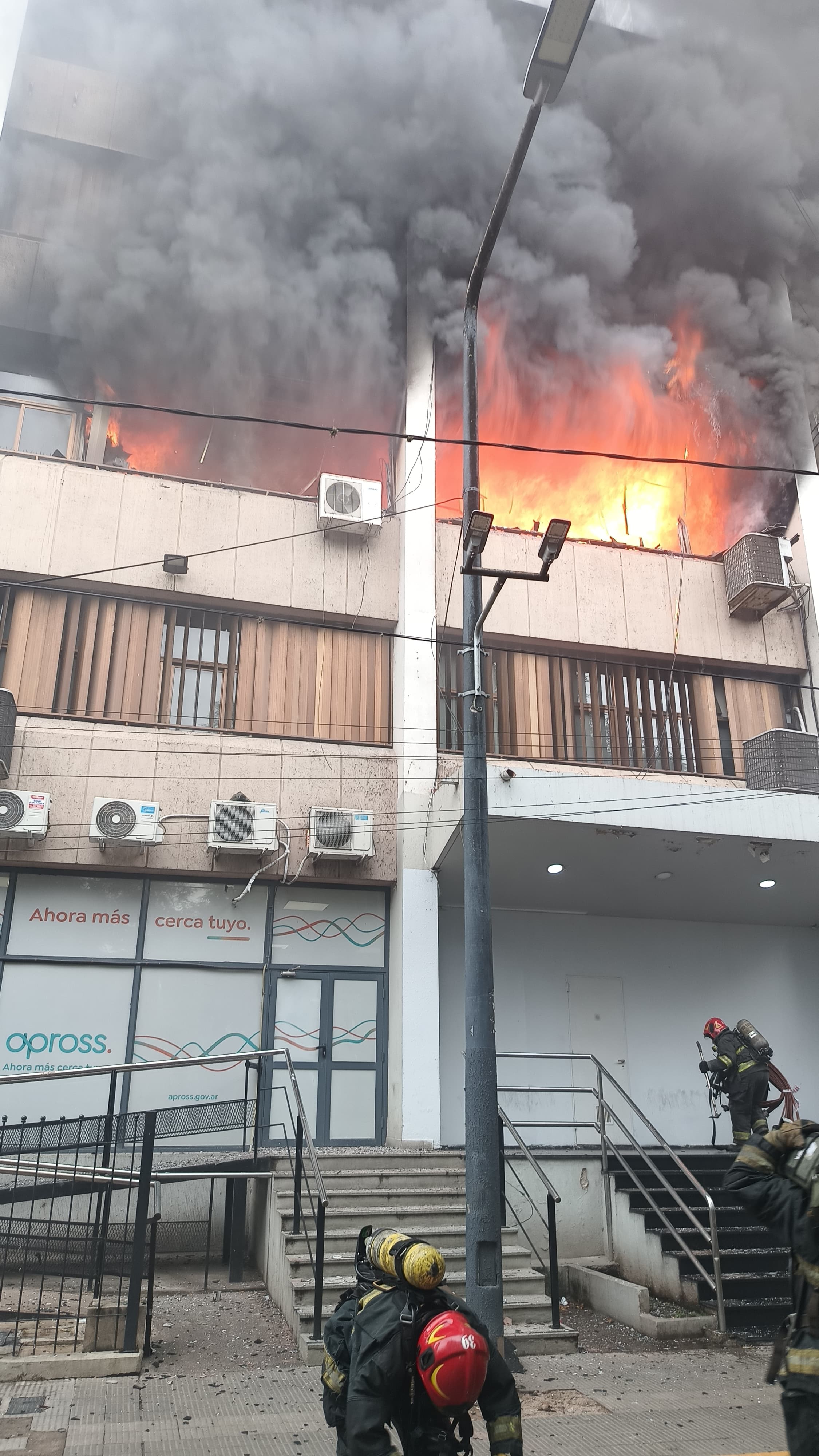 El segundo piso de la sede del Apross se incendió en pleno Viernes Santo.