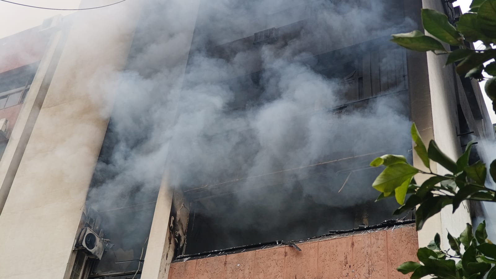 El segundo piso de la sede del Apross se incendió en pleno Viernes Santo.