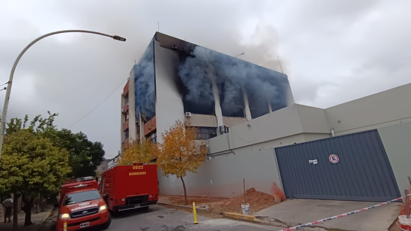 El segundo piso de la sede del Apross se incendió en pleno Viernes Santo.