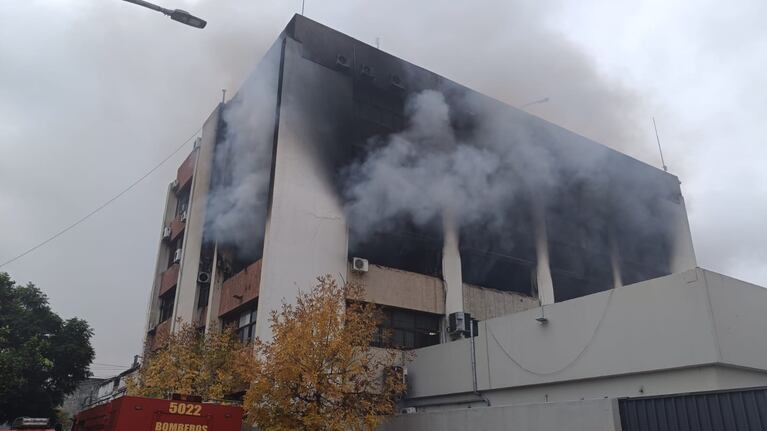 El segundo piso de la sede del Apross se incendió en pleno Viernes Santo.