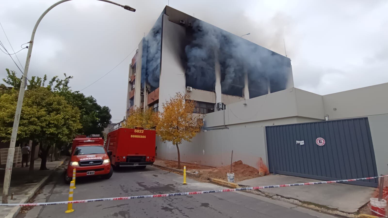 El segundo piso de la sede del Apross se incendió en pleno Viernes Santo.