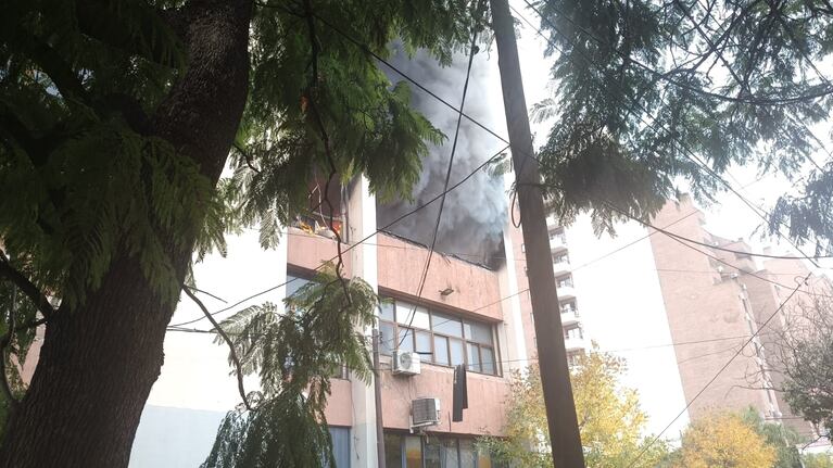 El segundo piso de la sede del Apross se incendió en pleno Viernes Santo.