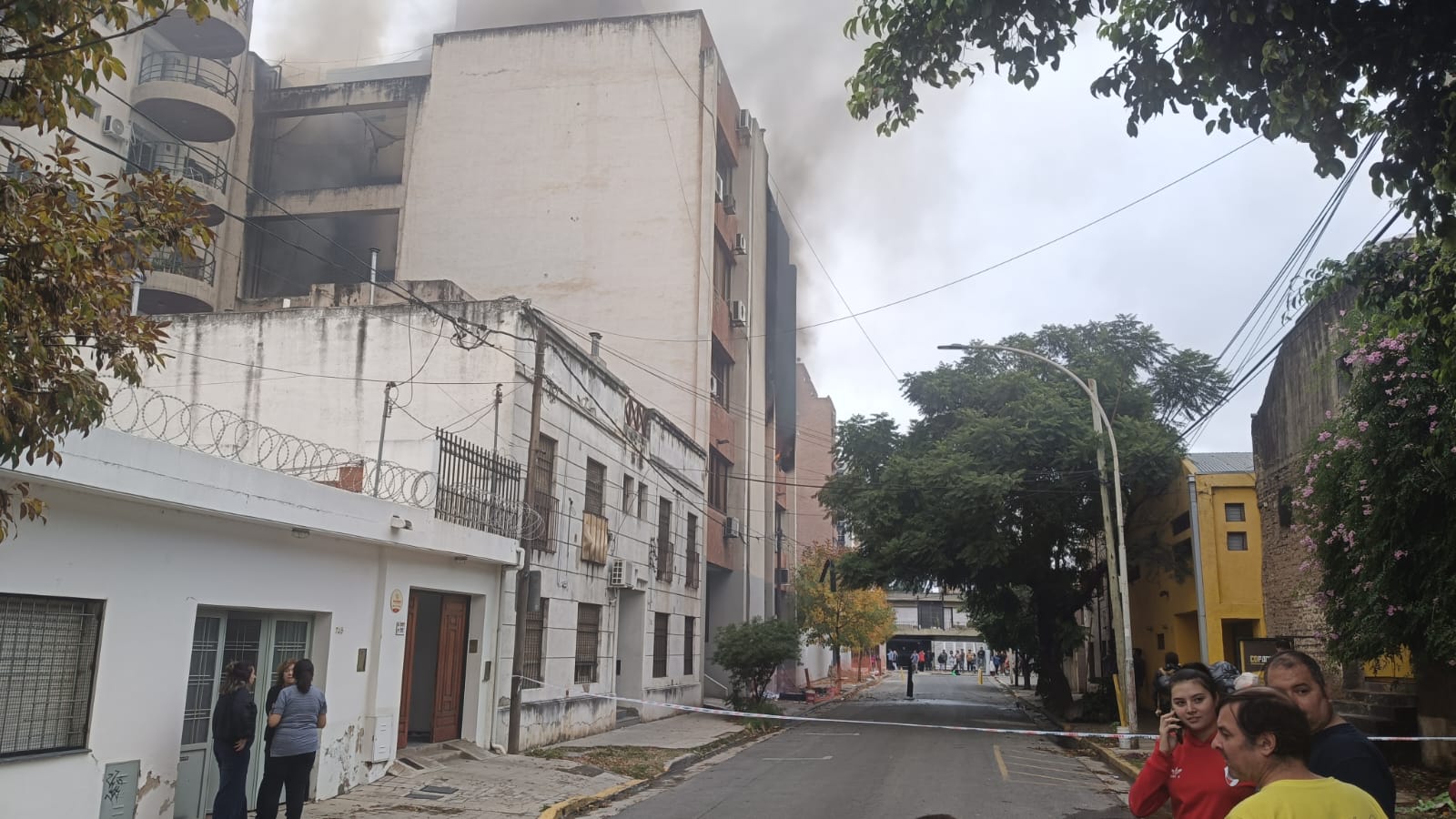 El segundo piso de la sede del Apross se incendió en pleno Viernes Santo.