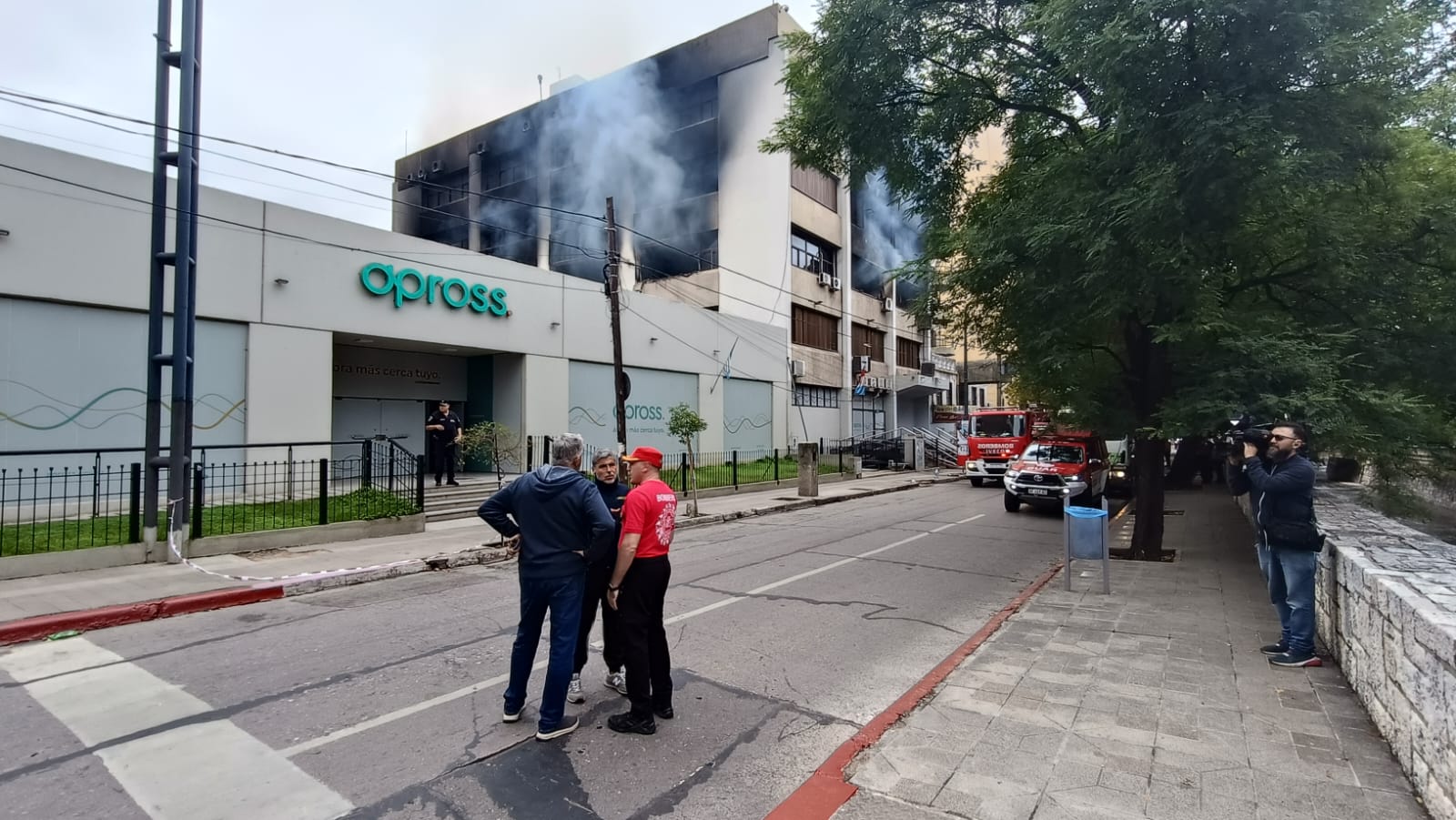 El segundo piso de la sede del Apross se incendió en pleno Viernes Santo.