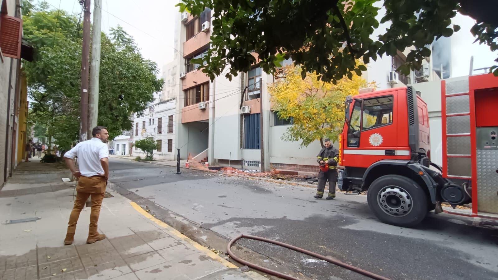 El segundo piso de la sede del Apross se incendió en pleno Viernes Santo.