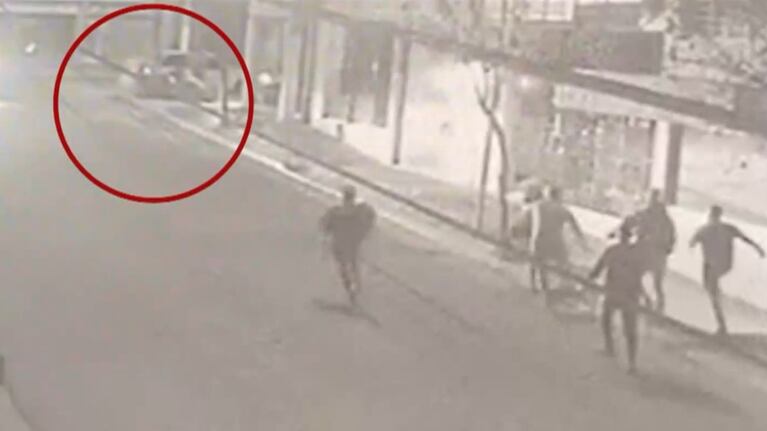 El segundo video mostró a un grupo atendiendo a Joaquín, ya tirado en el piso.