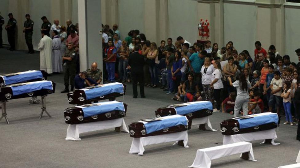 El sepelio de los gendarmes en la ciudad de Santiago del Estero. 