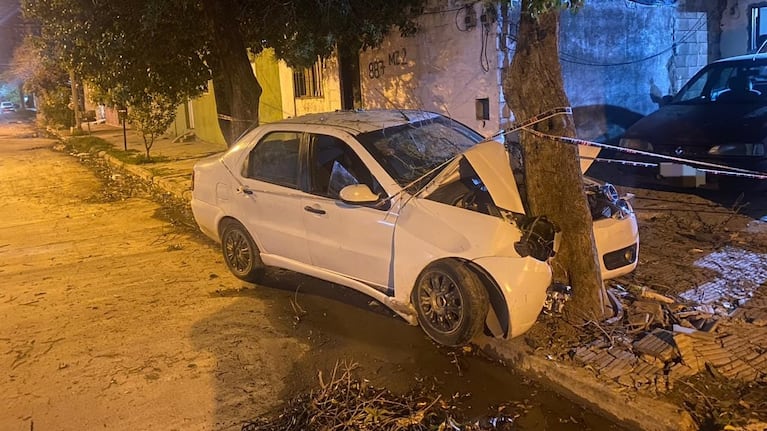 El Siena quedo destruido por el choque.