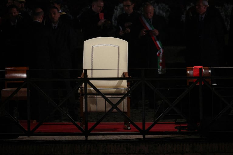 El sillón vacío donde se iba a ubicar Francisco en el Coliseo.
