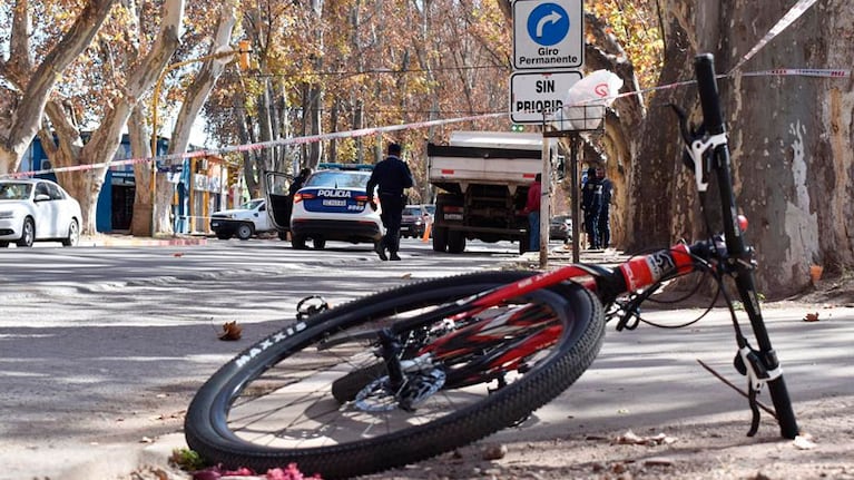 El siniestro vial ocurrió este viernes en la venida principal de Colonia Caroya. (Foto: FM Comunicar)