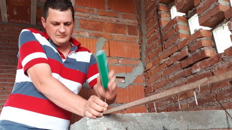 El sistema con clavos que ideó para hacer caer a los delincuentes.