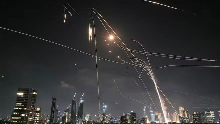 El sistema de defensa antiaérea israelí Cúpula de Hierro lanza interceptores para derribar misiles sobre Tel Aviv, Israel, el viernes 13 de junio de 2025.