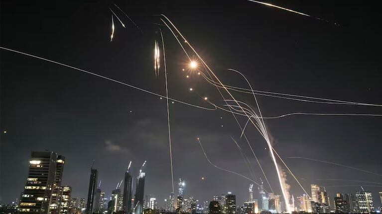 El sistema de defensa antiaérea israelí Cúpula de Hierro lanza interceptores para derribar misiles sobre Tel Aviv, Israel, el viernes 13 de junio de 2025.