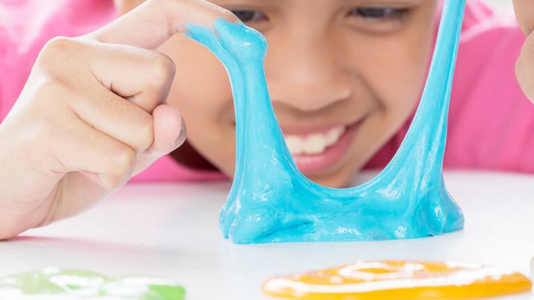 El "slime" es una divertida masa, pero su fabricación casera puede dañar la salud.