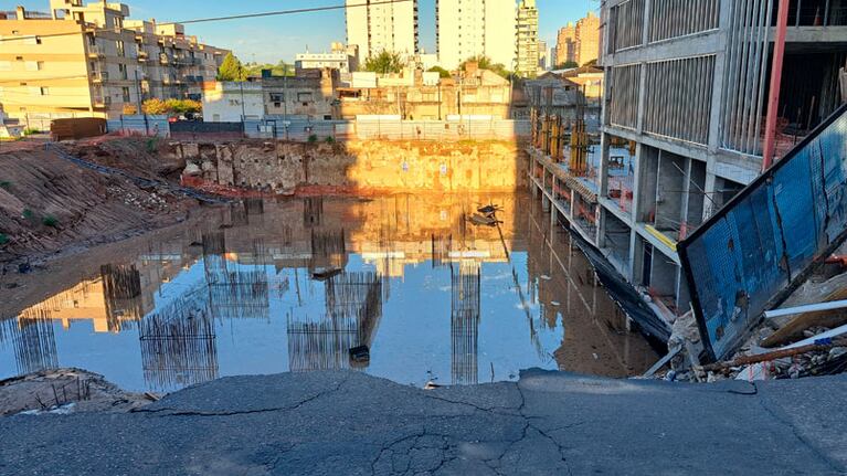 El socavón se produjo durante la lluvia de Año Nuevo. Foto: Juan Pablo Lavisse / El Doce.