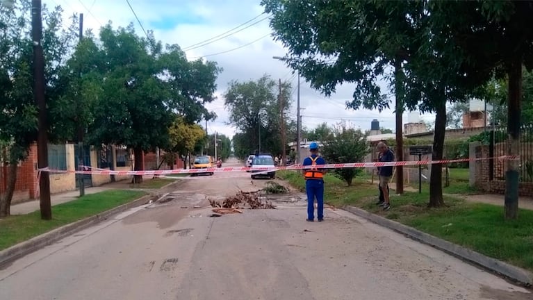 El socavón se produjo en barrio Villa Unión.