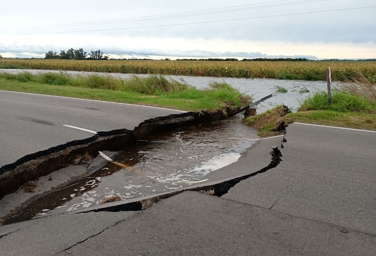 El socavón se provocó en la ruta 10, entre Villa del Rosario y Matorrales.