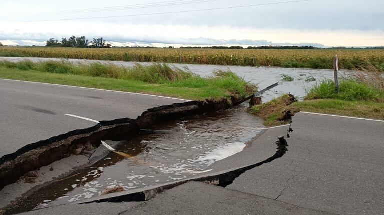 El socavón se provocó en la ruta 10, entre Villa del Rosario y Matorrales.