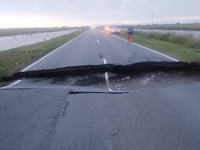 El socavón se provocó en la ruta 10, entre Villa del Rosario y Matorrales.