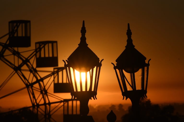 El sol, el otoño y el cielo regalaron un amanecer hermoso. Foto: Lucio Casalla / ElDoce.tv.