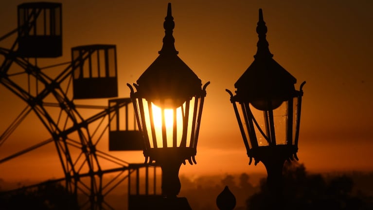 El sol, el otoño y el cielo regalaron un amanecer hermoso. Foto: Lucio Casalla / ElDoce.tv.
