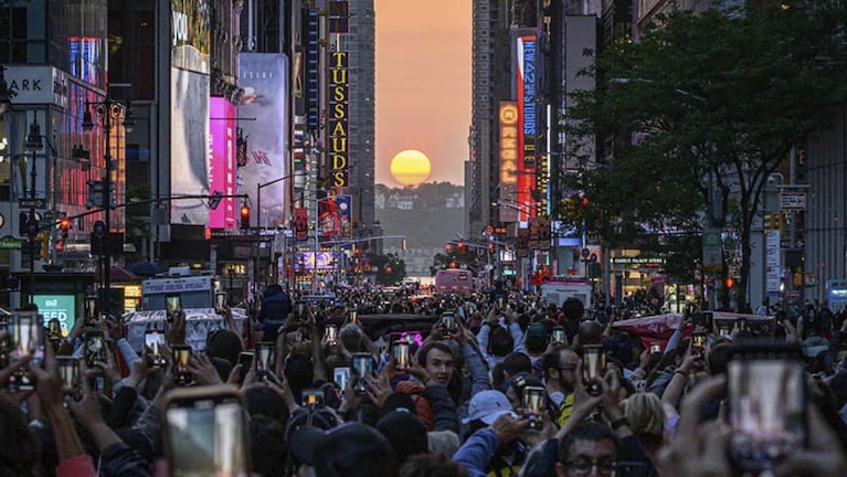El sol se pone alineado con las calles de Manhattan que corren de este a oeste.