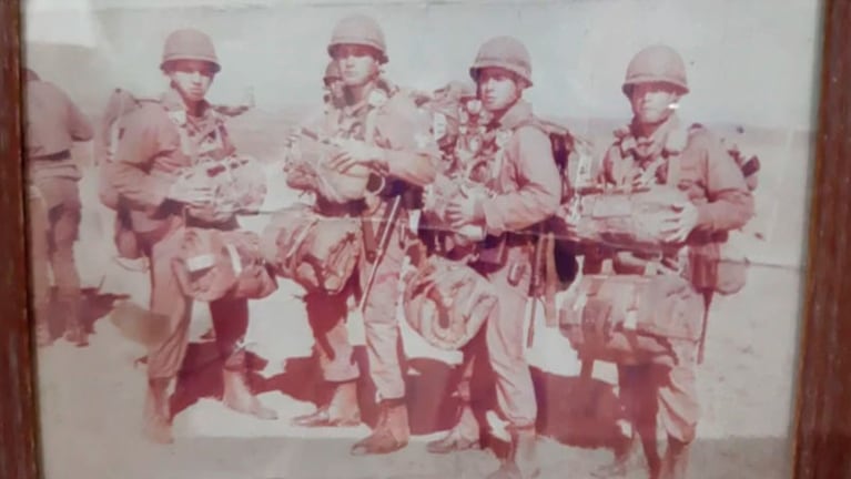 El soldado (el primero desde la izquierda) se alistó a los 19 años.