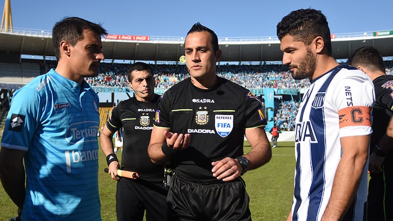 El sorteo entre los capitanes Farré y Gandolfi.