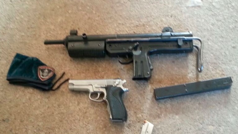 El subfusil FMK3 y la pistola 9 milímetros del secuestro de barrio Sacchi. 