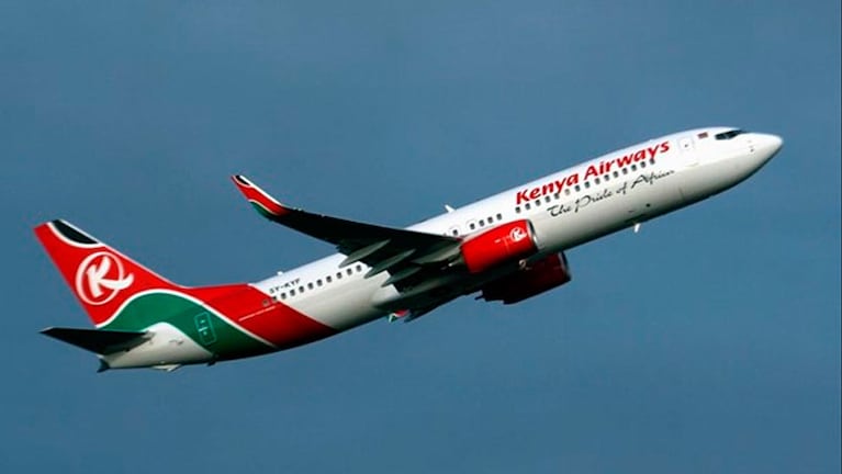 El sujeto viajaba en un avión de Kenya Airways y cayó desde más de 1000 metros. 