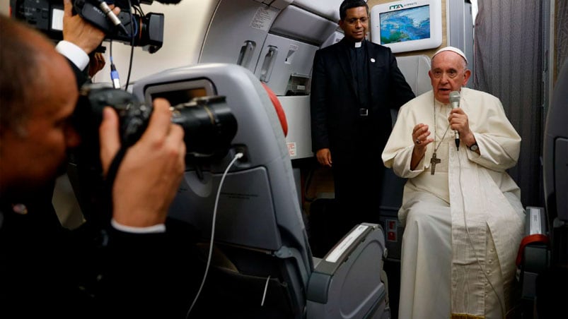 El Sumo Pontífice dio una conferencia de 45 minutos desde un avión.