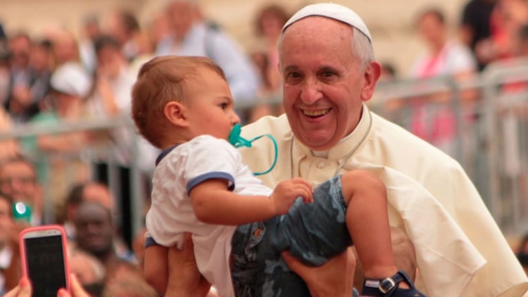El sumo pontífice pidió preservar la vida "en el seno materno".
