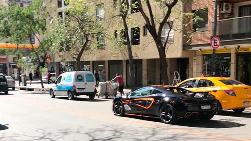 El superdeportivo circulando por la ciudad de Córdoba.